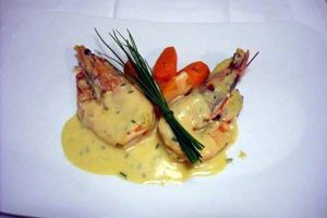 Gambones en crema de azafrán y cebollín