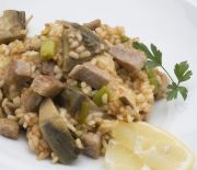 Arroz con secreto ibérico y alcachofas