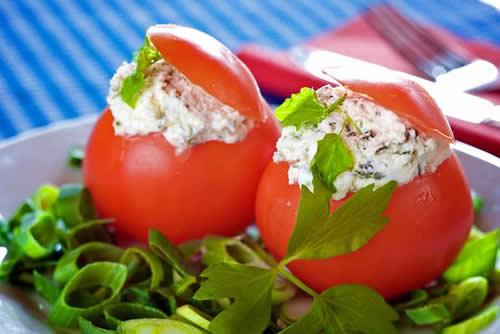 Tomates rellenos de queso y aguacate