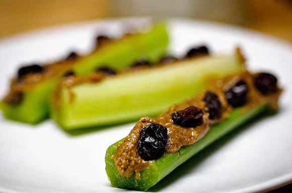 Barquitos de apio y anchoa