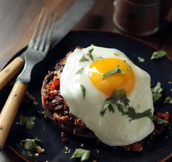 Setas portobello con bacon y huevo
