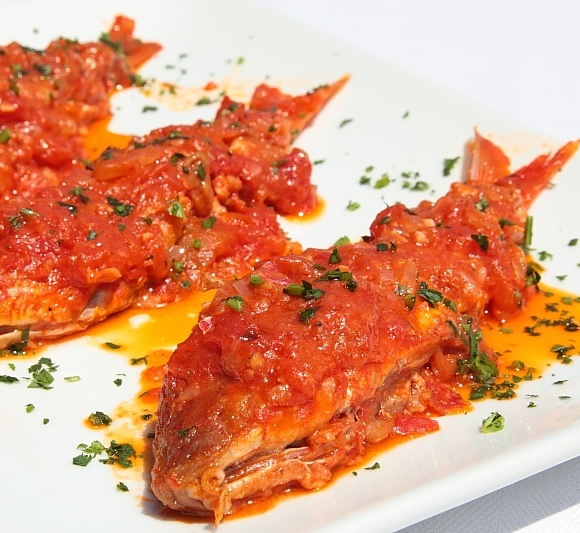 Salmonetes con salsa de tomate