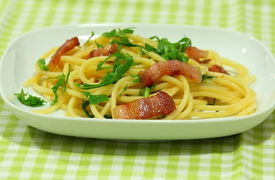 Spaghetti con rúcula y panceta